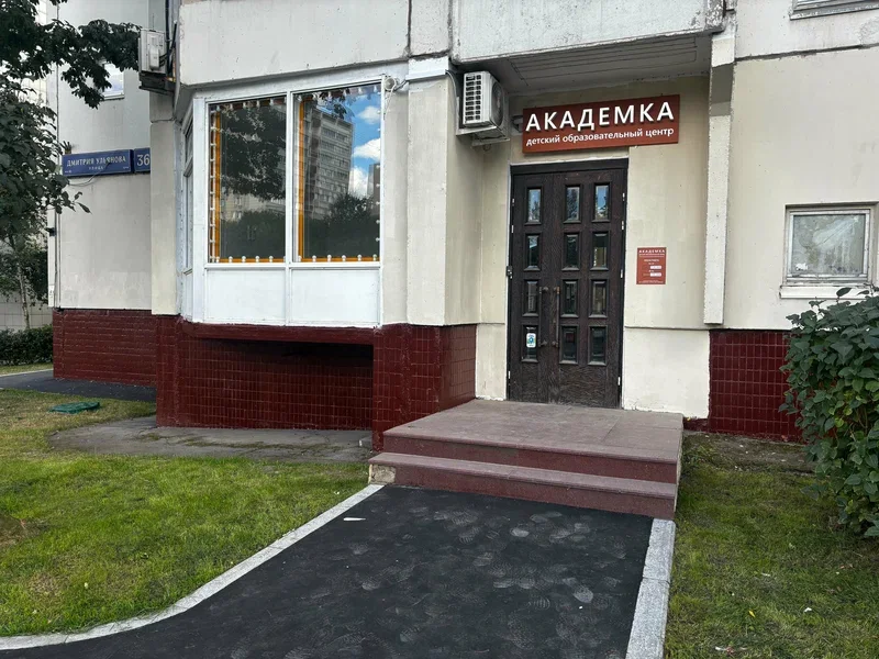 Вход в Академку с вывеской над дверью